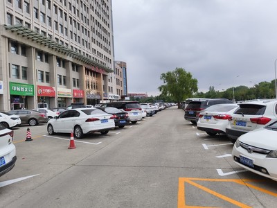 精細施劃“文明線” 規(guī)范停車“新秩序”——九原區(qū)執(zhí)法局優(yōu)化天福廣場停車場服務側(cè)記